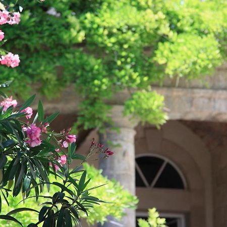 Cinq & Sept Roujan Exterior photo